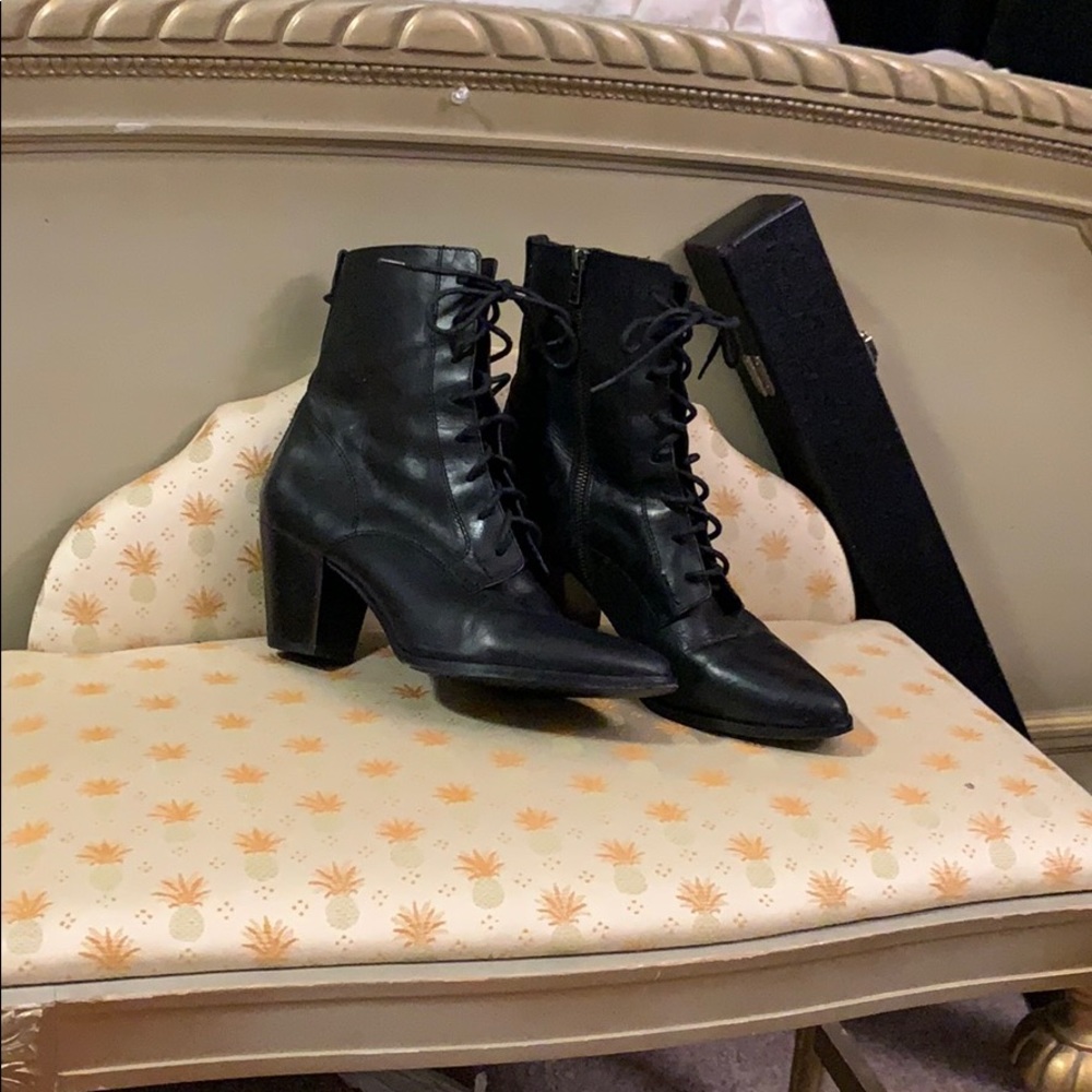 Beautiful Black Leather Frye Boots